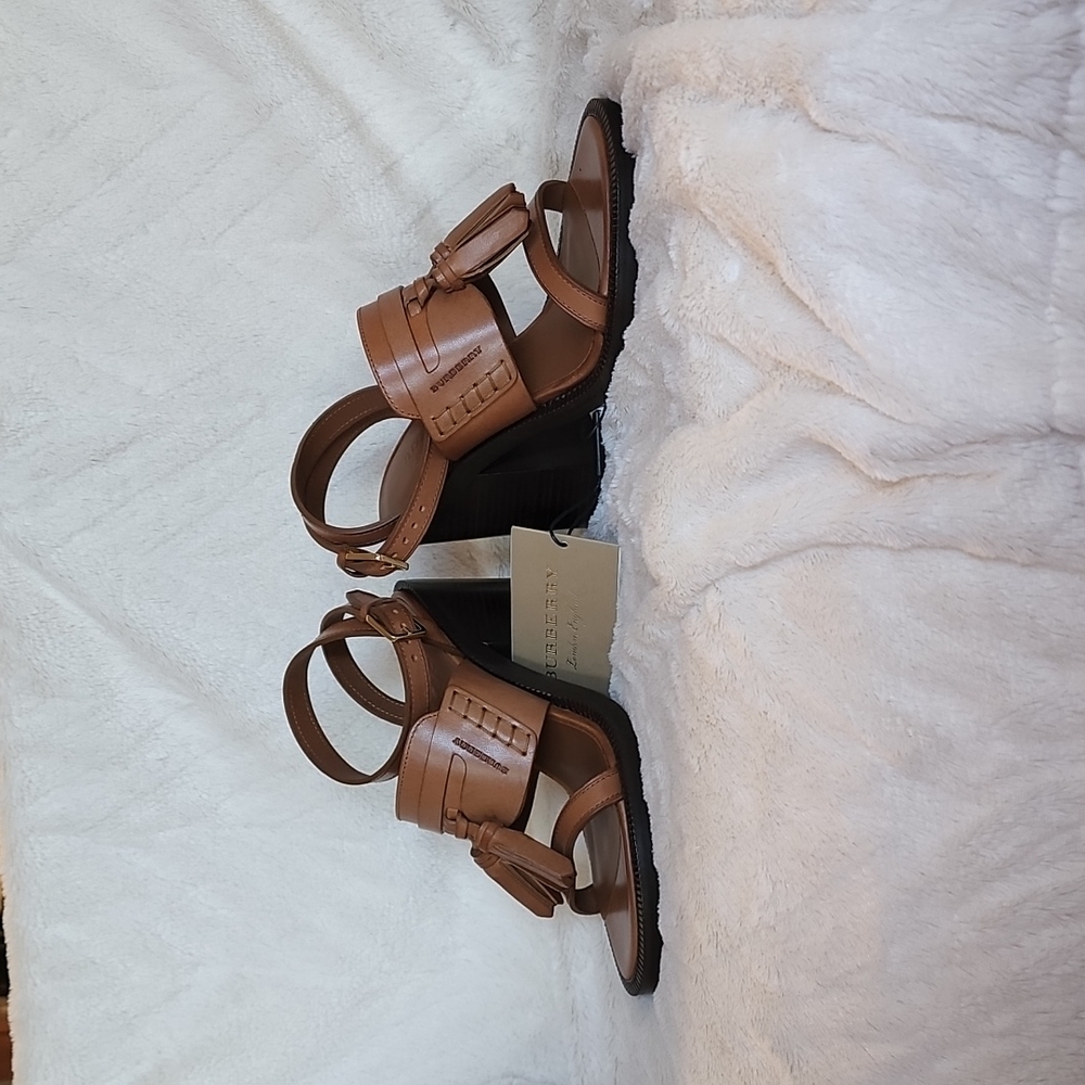Burberry Amber leather sandals  Size 35